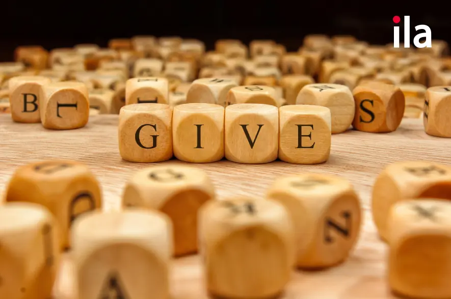 Give đi với giới từ gì? Give off và những phrasal verb give