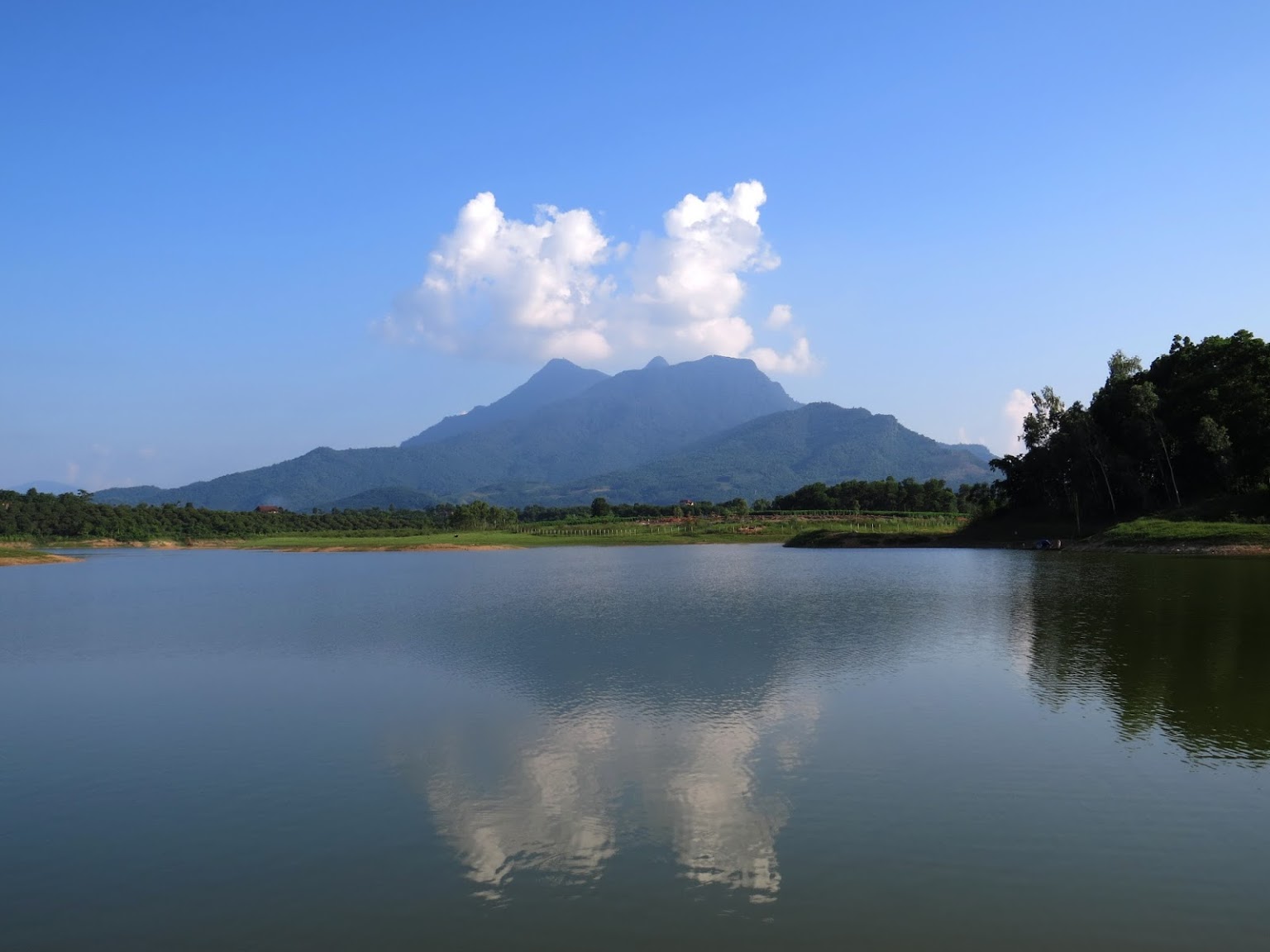 Top Những Hồ Nước Ngọt Lớn Nhất Việt Nam Tuyệt Đẹp | Chuyên tổ chức tour du lịch trong và ngoài nước, chuyên tour châu Âu giá rẻ, chuyên tours Nhật Bản, Hàn Quốc, Trung Quốc, Tour Mỹ, Úc và New Zealand