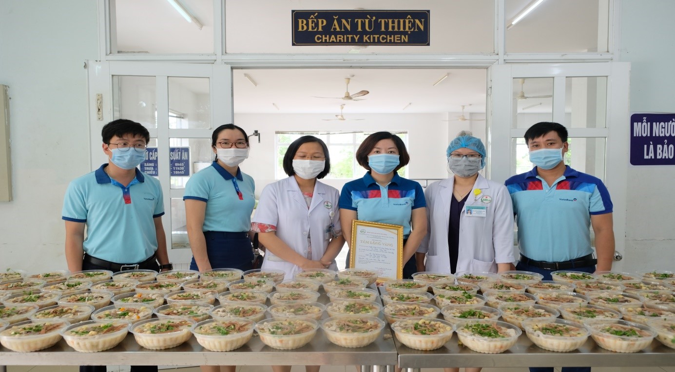 Ngân hàng Vietinbank chi nhánh sông Hàn trao quà cho quỹ bếp ăn từ thiện Bệnh Viện Ung Bướu Đà Nẵng